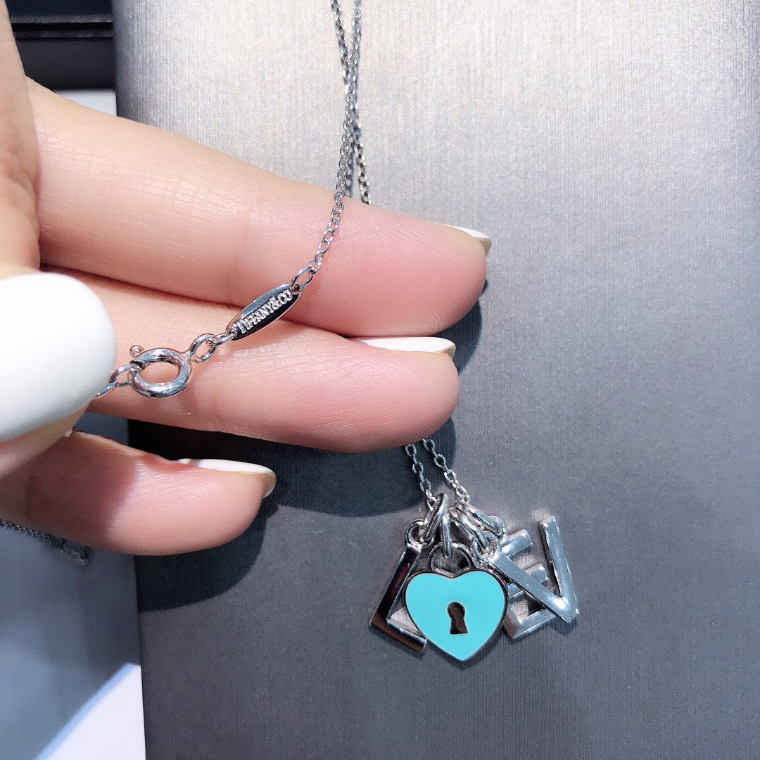 {
"⭐JeweliWhal": "COLLAR LOVE PLATA NECKLACE"
}