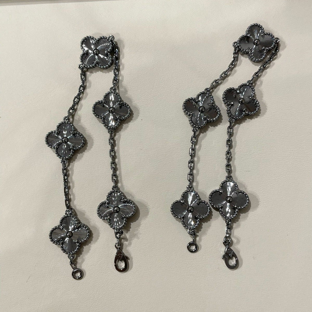 {
"⭐⭐JeweliWhal": "⭐⭐JeweliWhal",
"CLOVER 5 MOTIF BLACK BRACELET": "クローバー 5モチーフ ブラック ブレスレット"
}