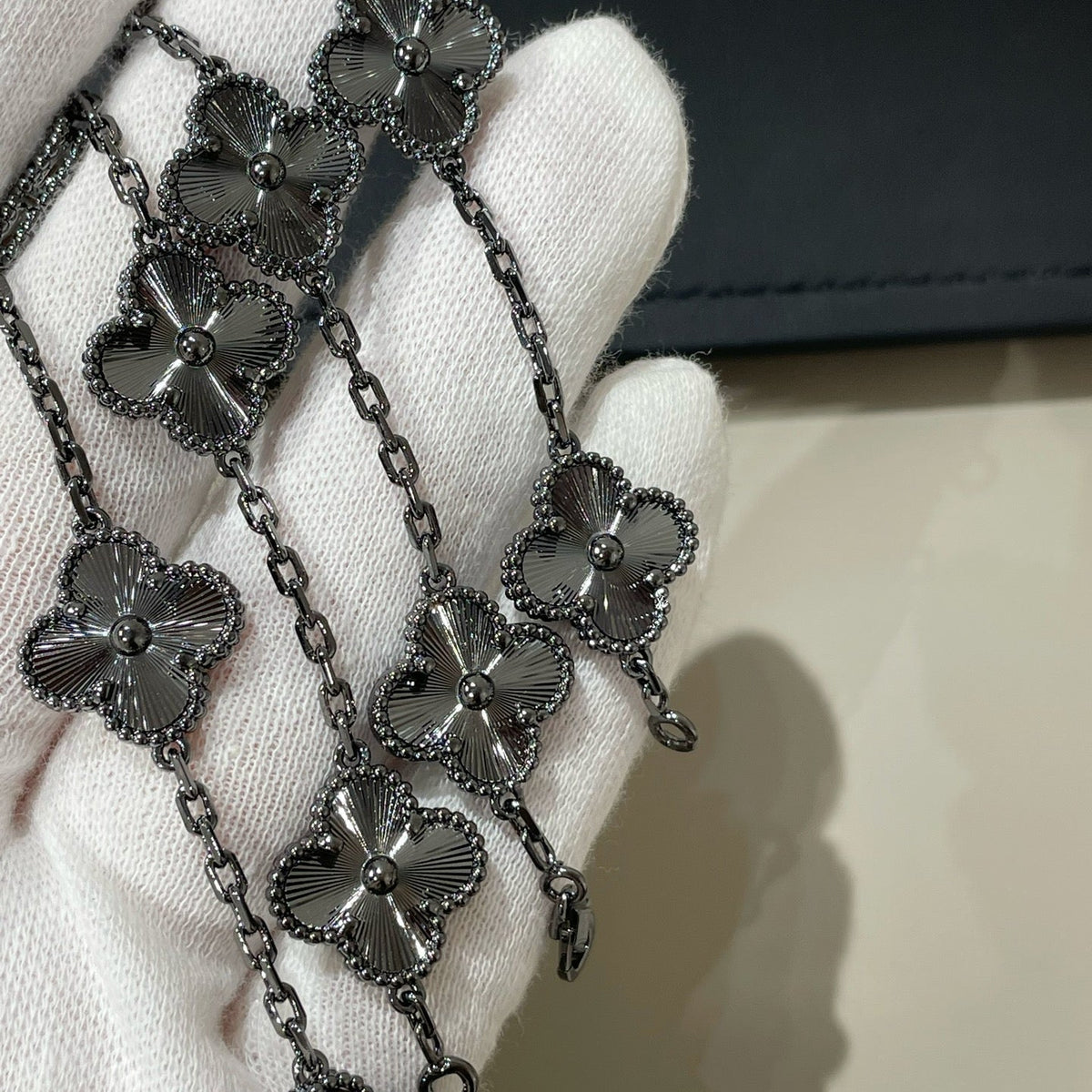 {
"⭐⭐JeweliWhal": "⭐⭐JeweliWhal",
"CLOVER 5 MOTIF BLACK BRACELET": "クローバー 5モチーフ ブラック ブレスレット"
}