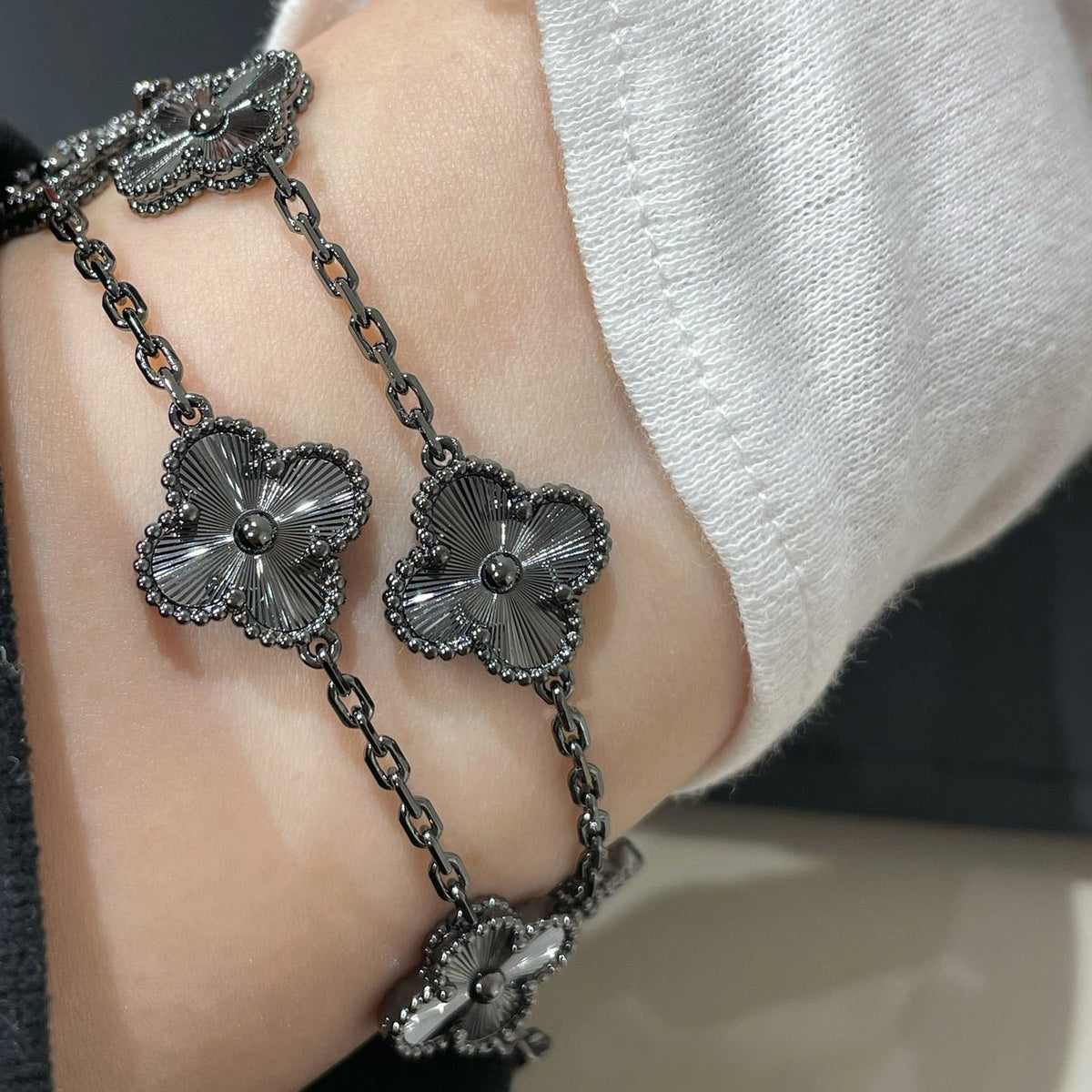 {
"⭐⭐JeweliWhal": "⭐⭐JeweliWhal",
"CLOVER 5 MOTIF BLACK BRACELET": "クローバー 5モチーフ ブラック ブレスレット"
}