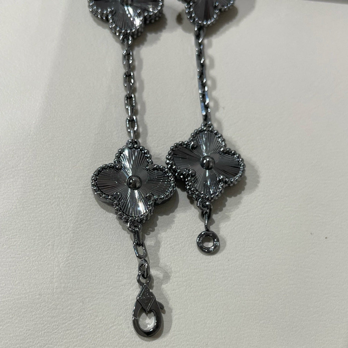 {
"⭐⭐JeweliWhal": "⭐⭐JeweliWhal",
"CLOVER 5 MOTIF BLACK BRACELET": "クローバー 5モチーフ ブラック ブレスレット"
}