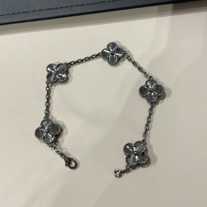 {
"⭐⭐JeweliWhal": "⭐⭐JeweliWhal",
"CLOVER 5 MOTIF BLACK BRACELET": "クローバー 5モチーフ ブラック ブレスレット"
}