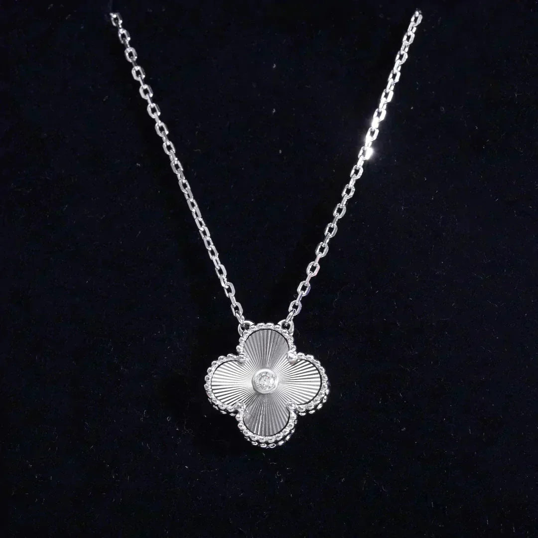[⭐⭐JeweliWhal]CLOVER 15MM ダイヤモンドレーザーネックレス シルバー