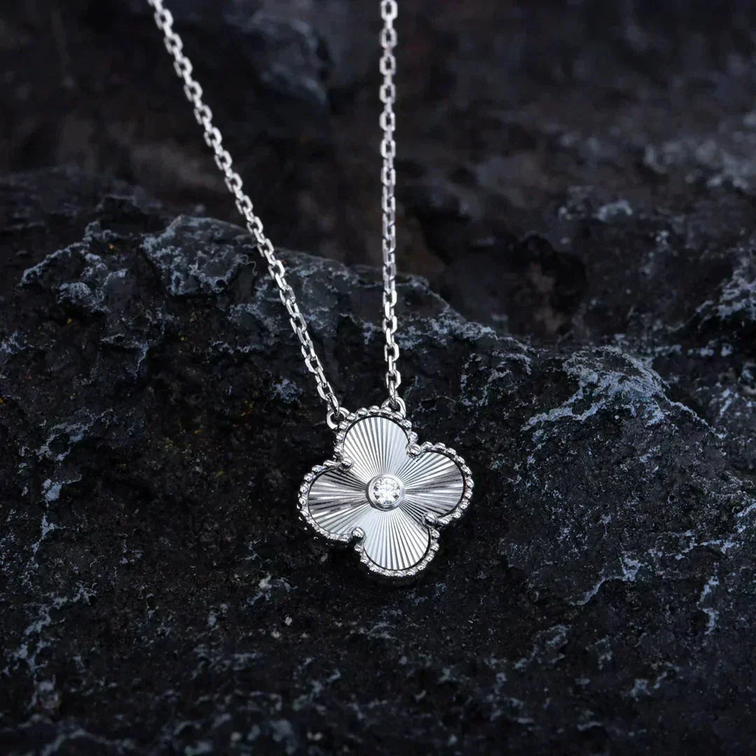 [⭐⭐JeweliWhal]CLOVER 15MM ダイヤモンドレーザーネックレス シルバー