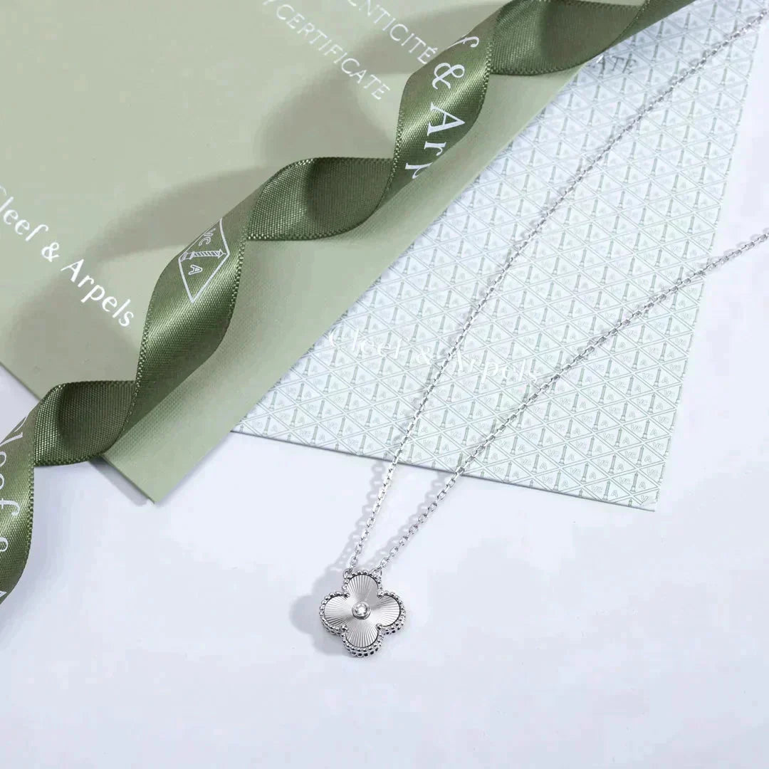 [⭐⭐JeweliWhal]CLOVER 15MM ダイヤモンドレーザーネックレス シルバー