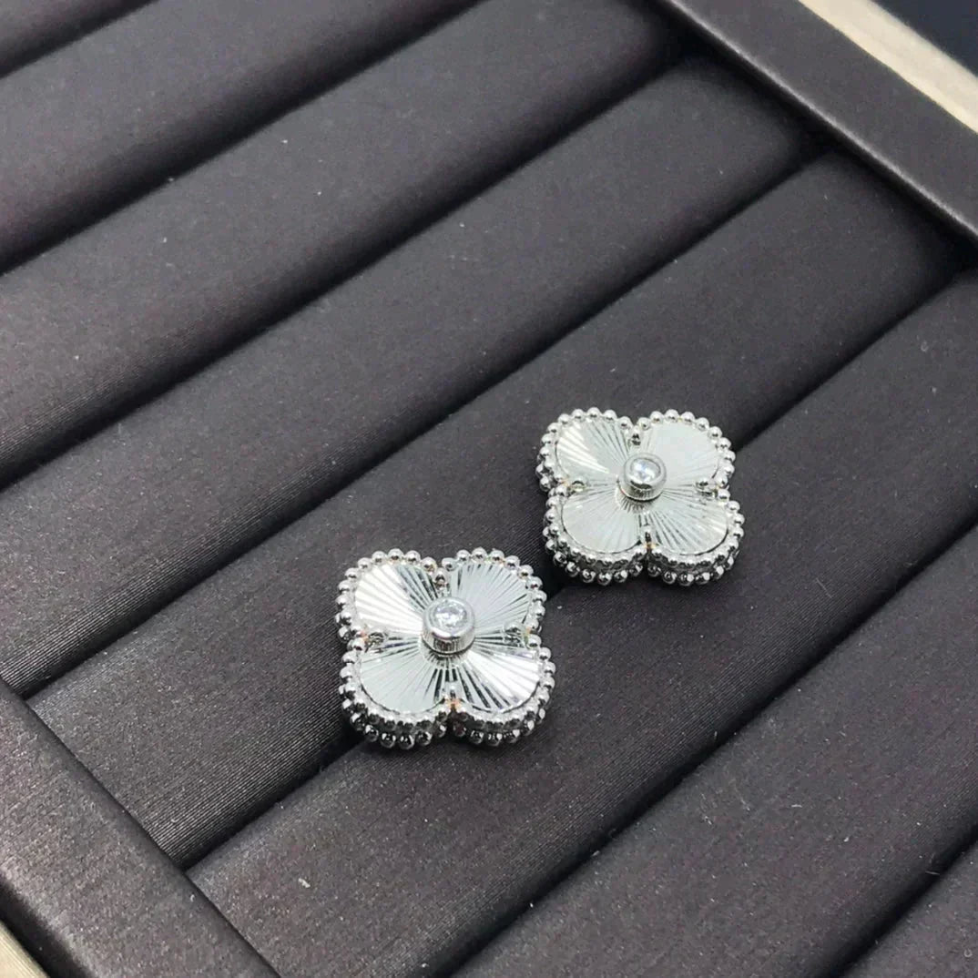 [⭐⭐JeweliWhal]CLOVER MINI 9.5MM LASER EARRINGS