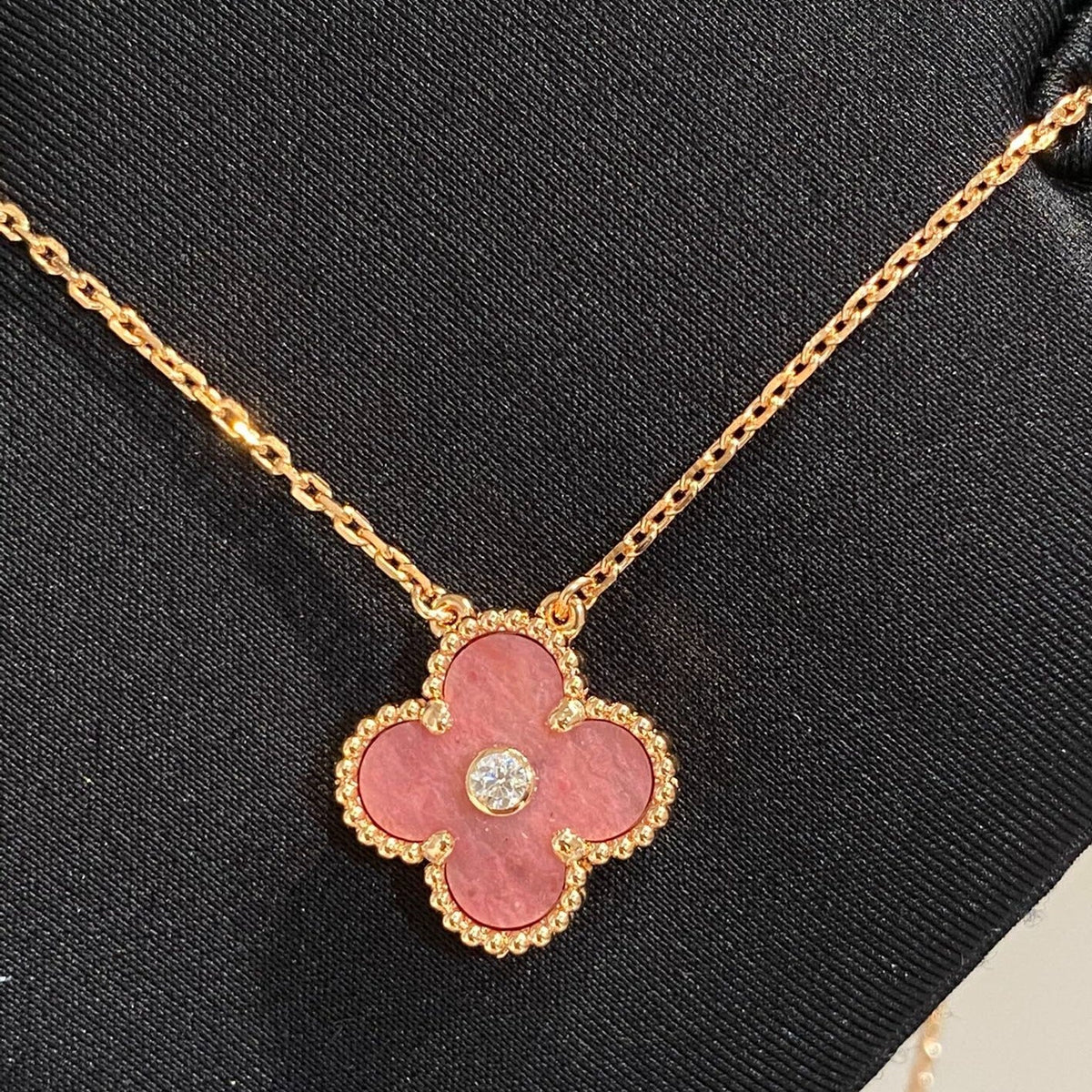 [⭐⭐JeweliWhal]CLOVER 15MM DIAMOND RHODONITE NECKLACE