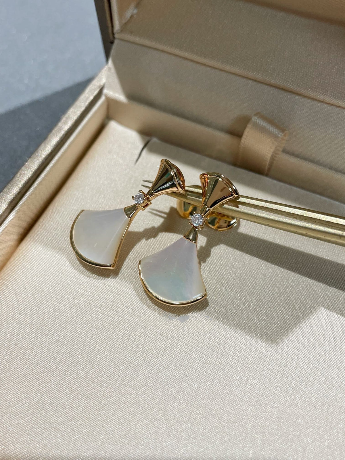 [⭐⭐JeweliWhal]DREAM MOP 1 DIAMOND EARRINGS
