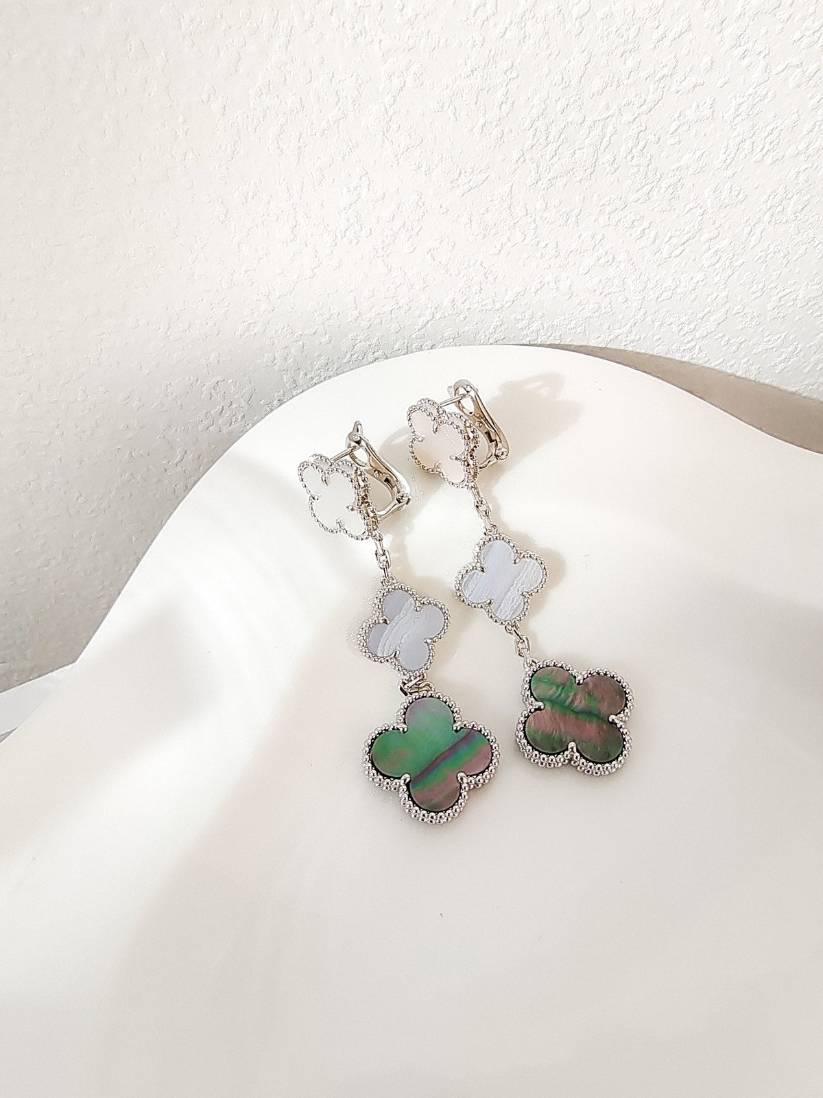 [⭐⭐JeweliWhal]CLOVER 3 MOTIFS CHALCEDONY DARK MOP SILVER EARRINGS