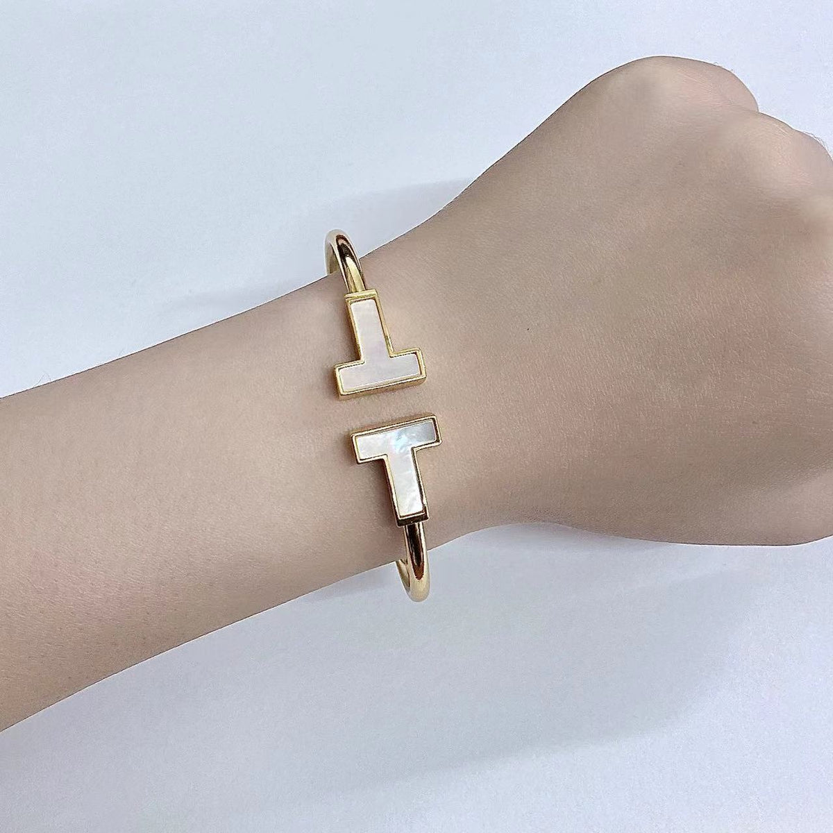 [⭐JeweliWhal]T WIDE MOP OPEN BRACELET