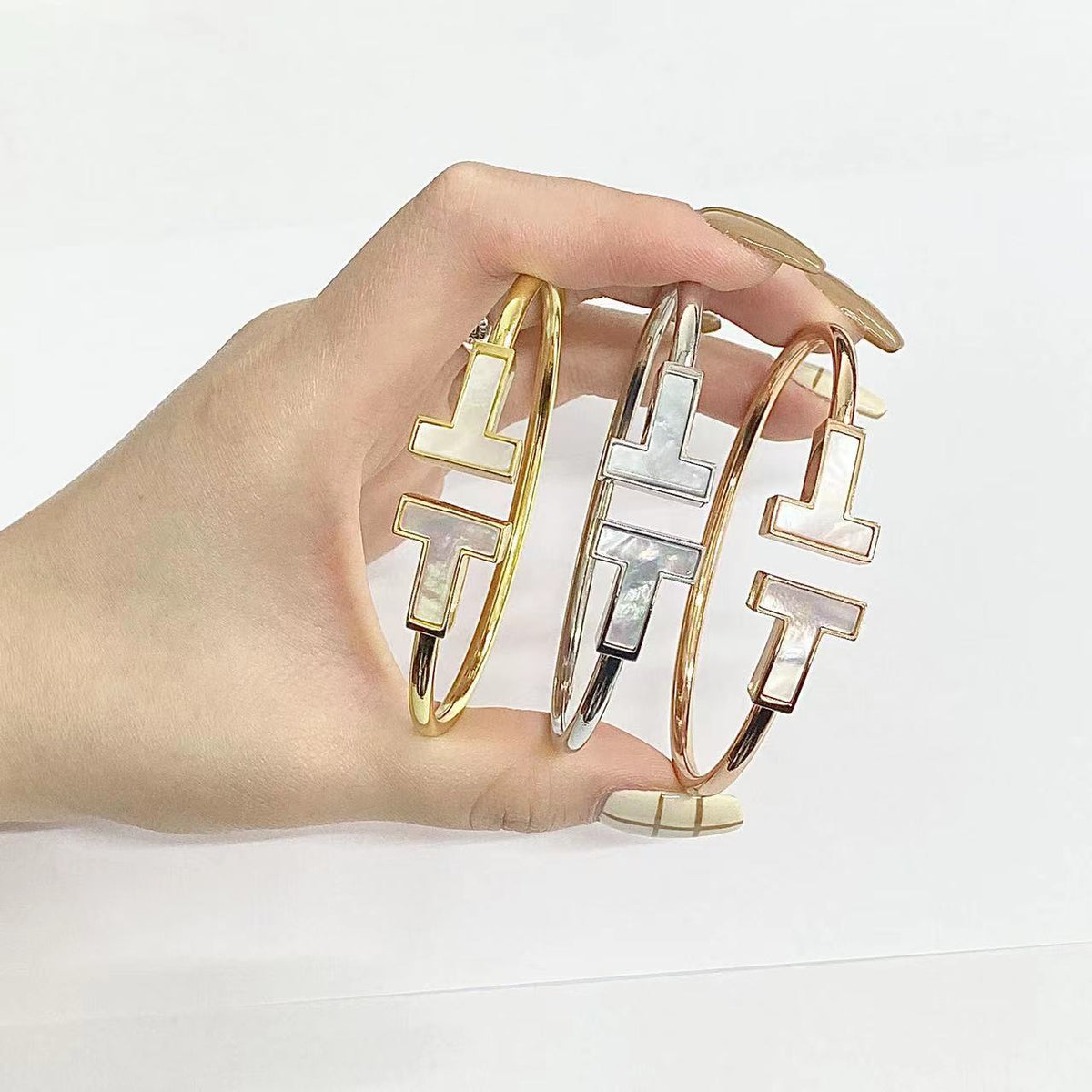 [⭐JeweliWhal]T WIDE MOP OPEN BRACELET