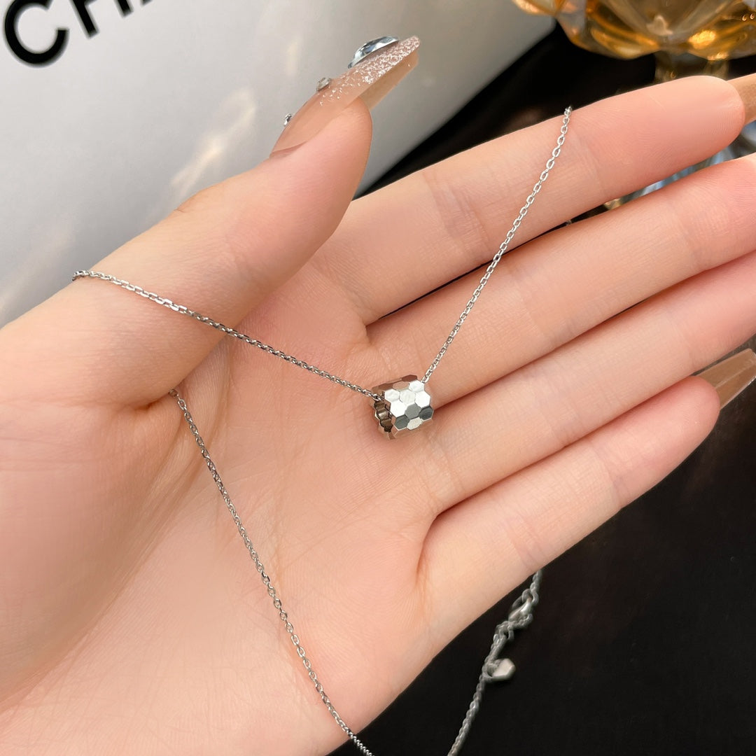 [⭐⭐JeweliWhal]BEE MINI NECKLACE