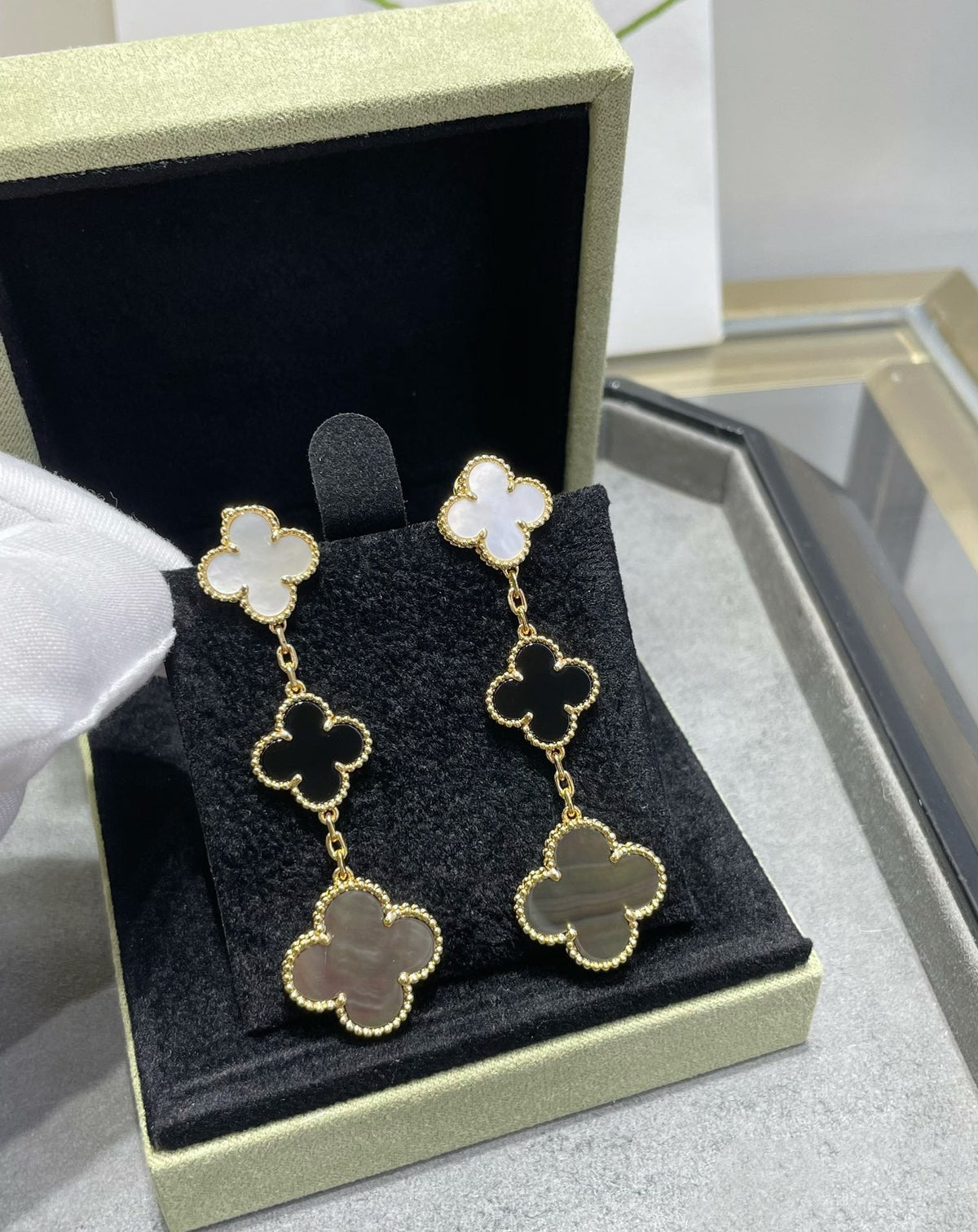 [⭐⭐JeweliWhal]CLOVER 3 MOTIF MOP ONYX DARK MOP PINK GOLD EARRINGS