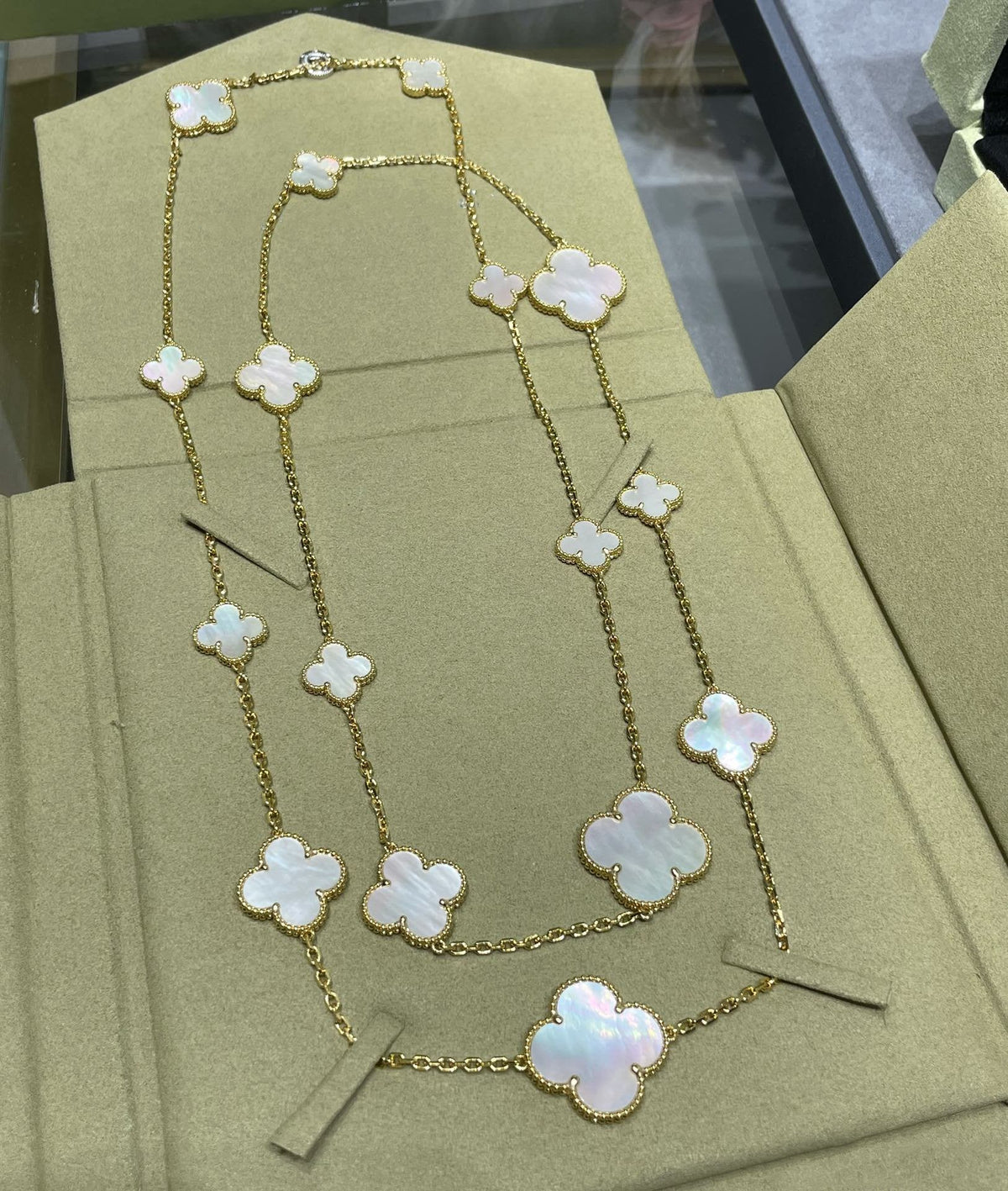 [⭐⭐JeweliWhal]CLOVER 16 MOTIF WHITE MOP GOLD NECKLACE