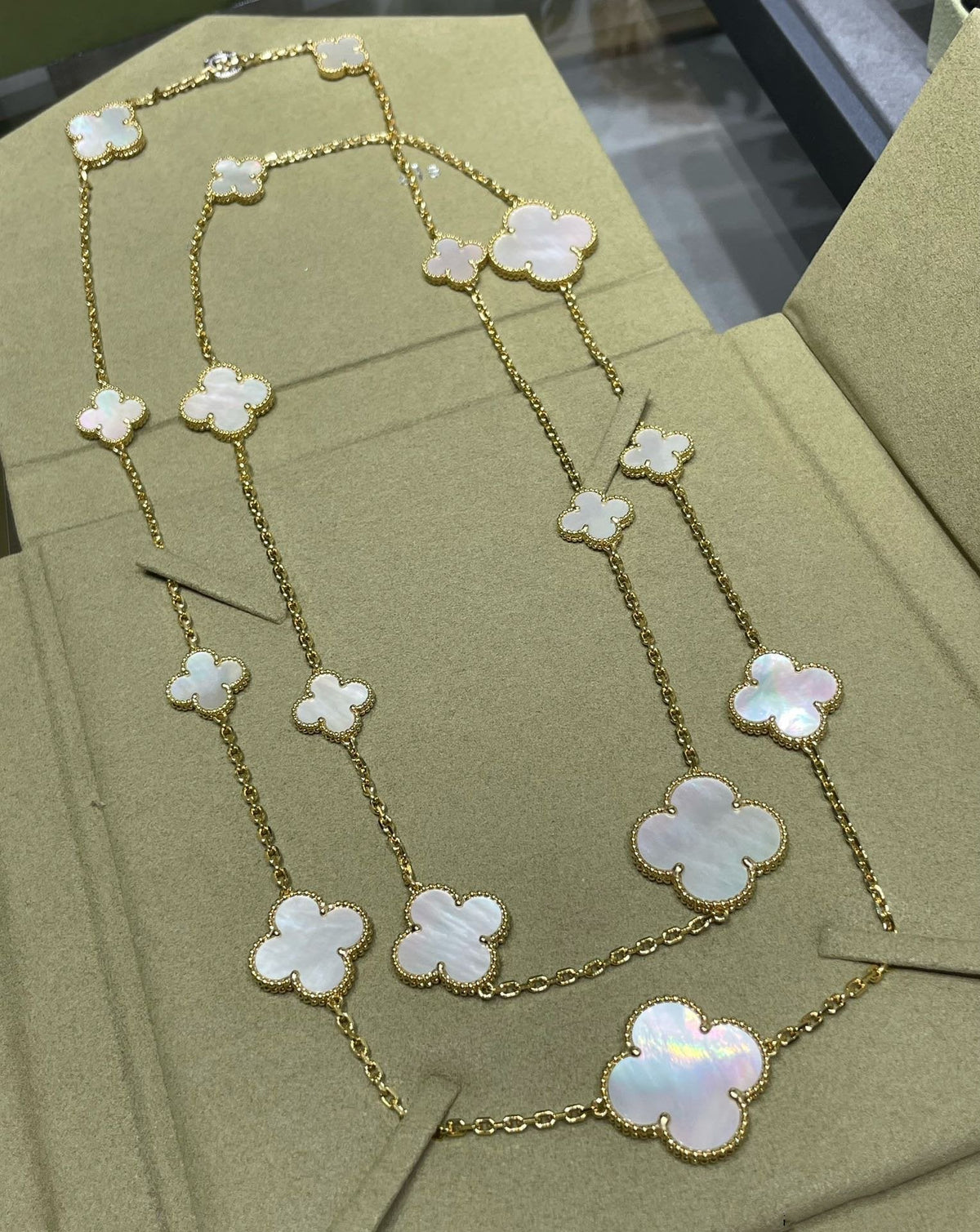 [⭐⭐JeweliWhal]CLOVER 16 MOTIF WHITE MOP GOLD NECKLACE