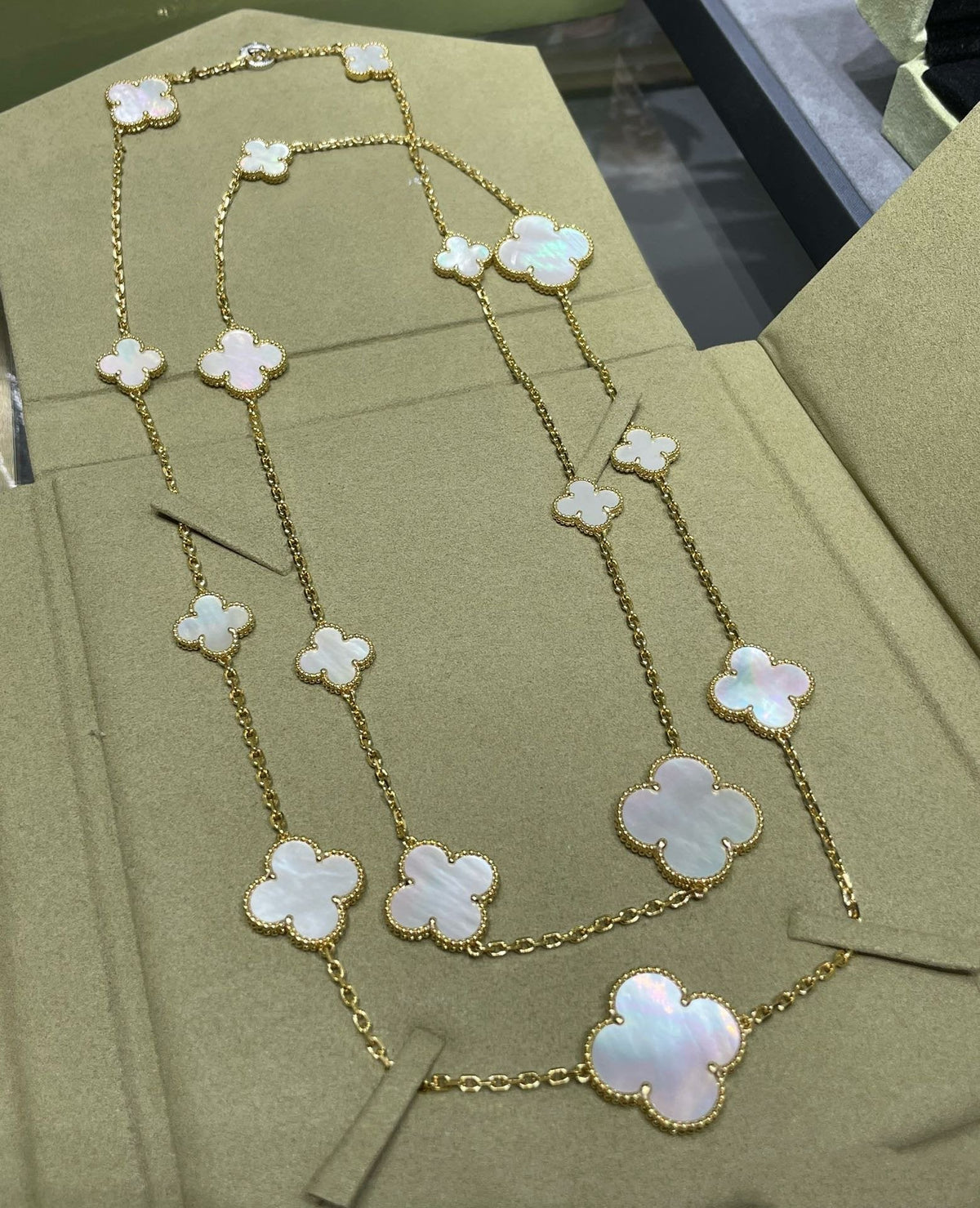 [⭐⭐JeweliWhal]CLOVER 16 MOTIF WHITE MOP GOLD NECKLACE