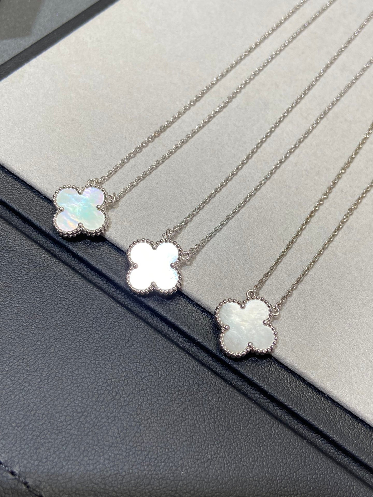 [⭐⭐JeweliWhal]CLOVER MEDIUM SILVER WHITE MOP NECKLACE