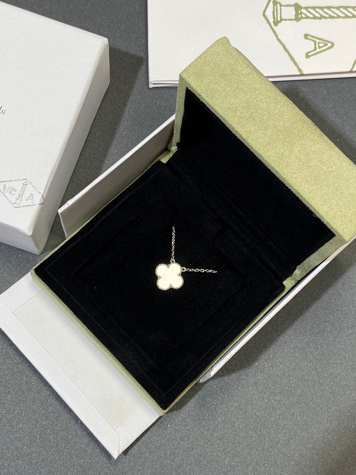 [⭐⭐JeweliWhal]CLOVER MEDIUM SILVER WHITE MOP NECKLACE