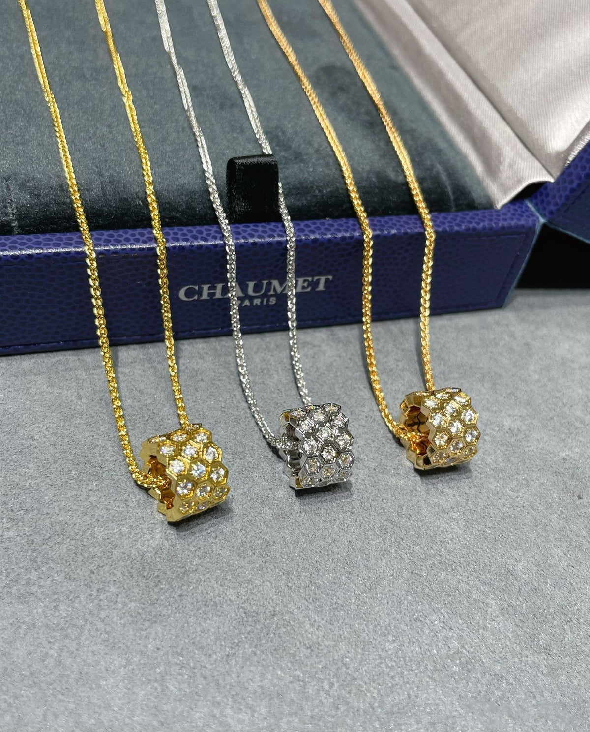 [⭐⭐JeweliWhal]BEE LOVE DIAMOND PAVED 3 ROW NECKLACE