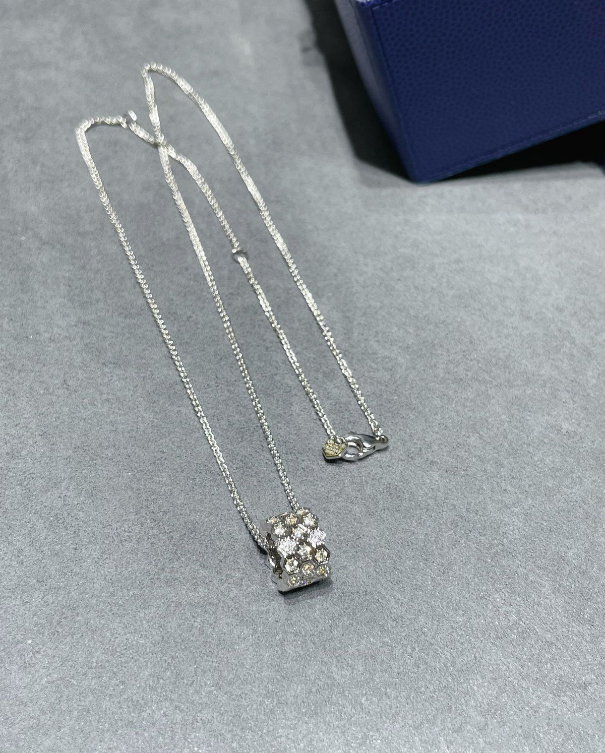 [⭐⭐JeweliWhal]BEE LOVE DIAMOND PAVED 3 ROW NECKLACE
