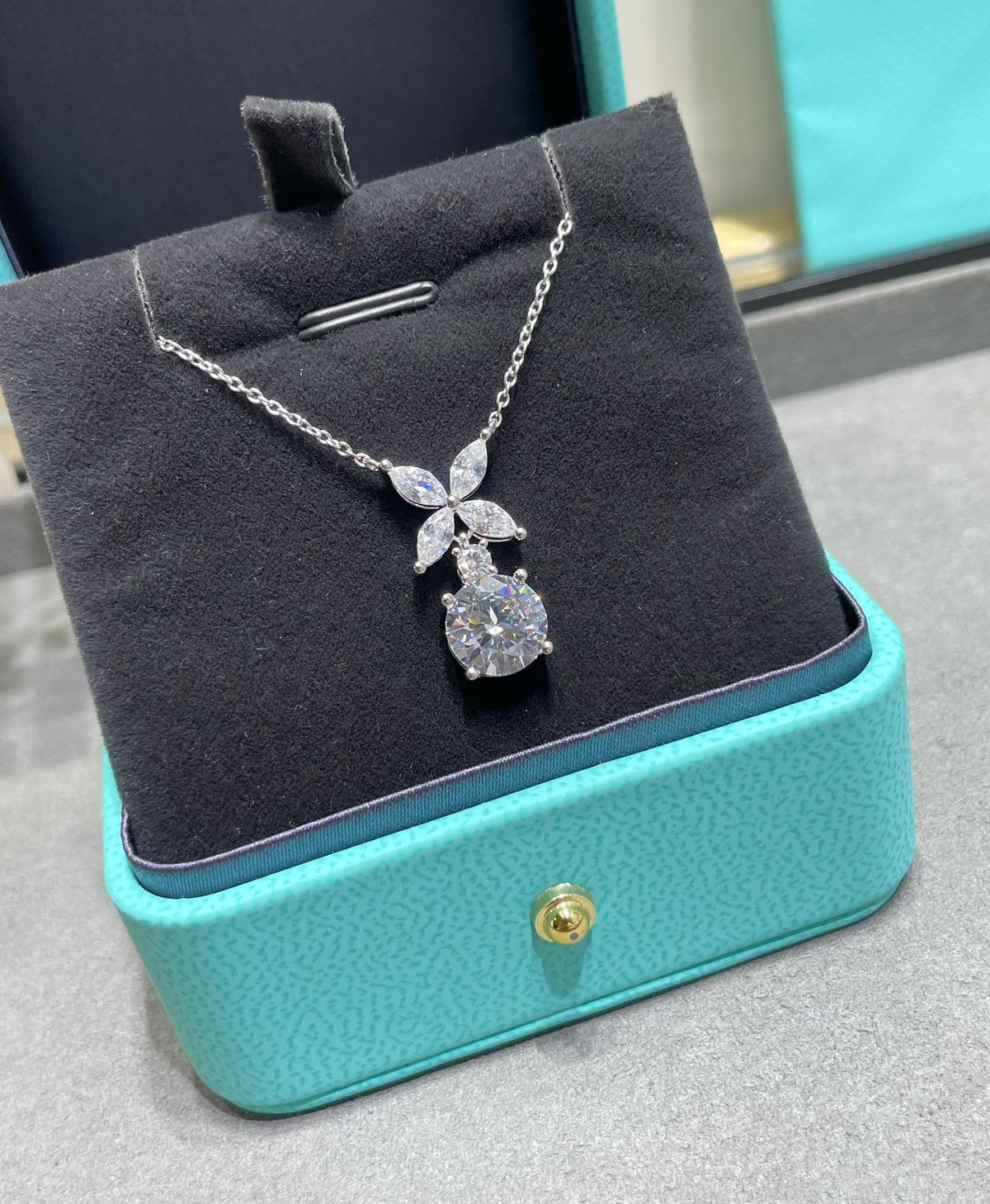 [⭐JeweliWhal]VICTORIA PENDANT SILVER DIAMOND NECKLACE