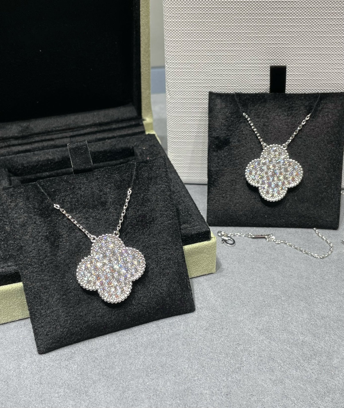 [⭐⭐JeweliWhal]CLOVER 25MM LARGE PENDANT DIAMOND PAVED SILVER NECKLACE