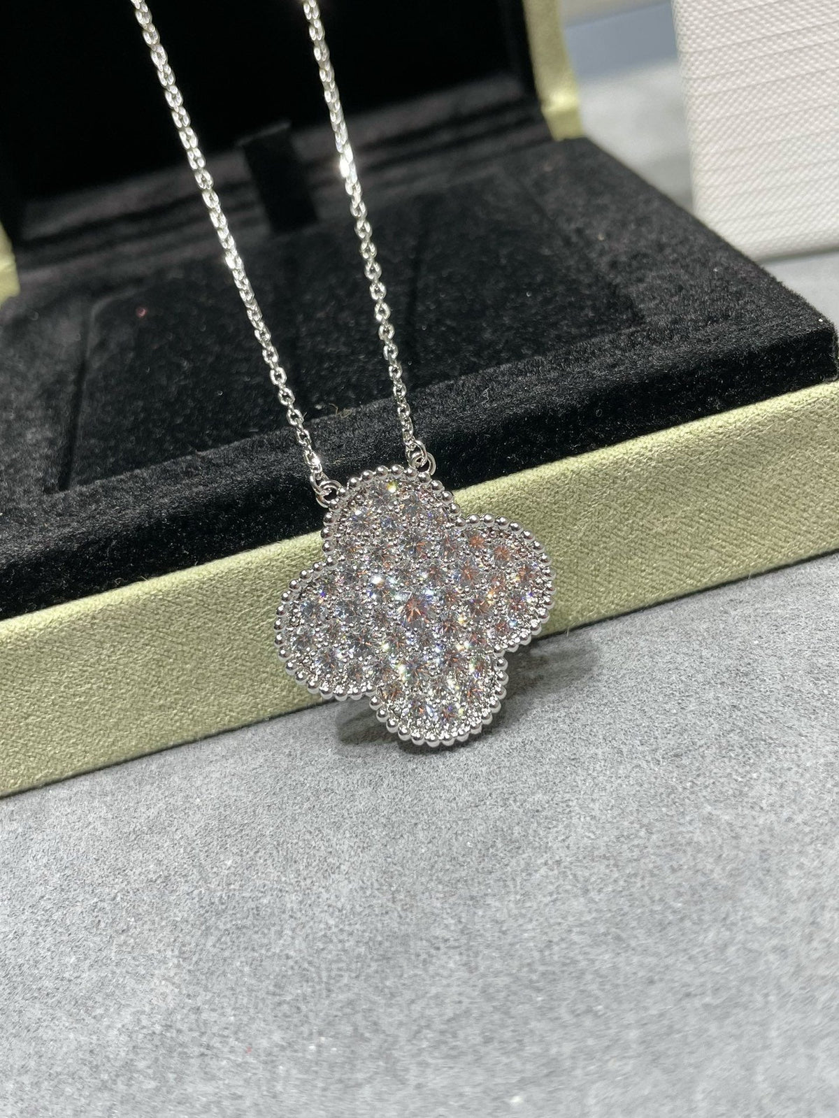 [⭐⭐JeweliWhal]CLOVER 25MM LARGE PENDANT DIAMOND PAVED SILVER NECKLACE