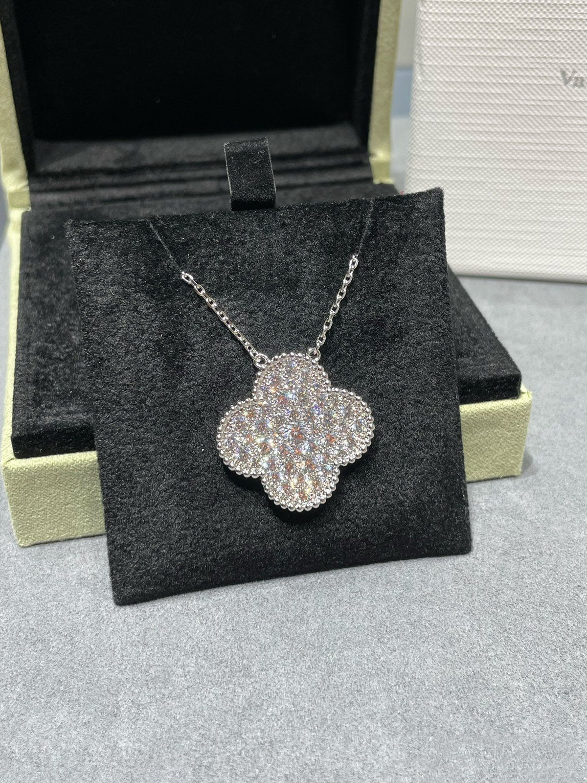 [⭐⭐JeweliWhal]CLOVER 25MM LARGE PENDANT DIAMOND PAVED SILVER NECKLACE