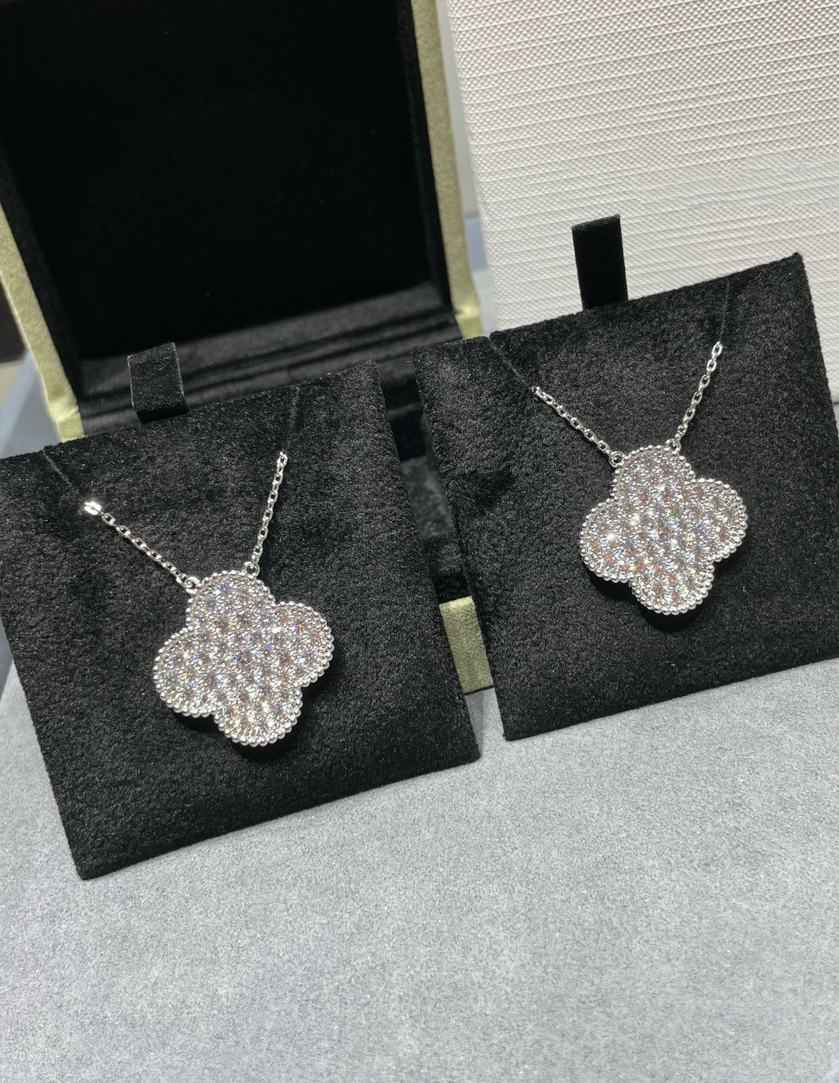 [⭐⭐JeweliWhal]CLOVER 25MM LARGE PENDANT DIAMOND PAVED SILVER NECKLACE