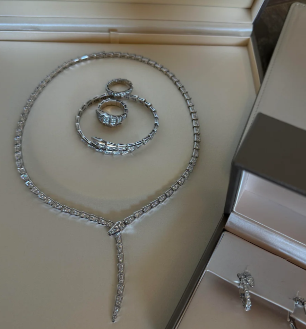 [⭐⭐JeweliWhal]NEW！SERPENT DIAMOND NECKLACE