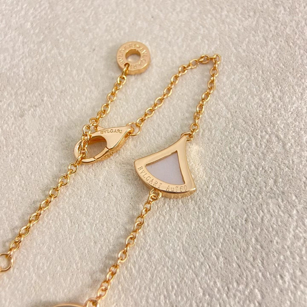 [⭐⭐JeweliWhal]NEW ARRIVAL: TEN-FLOWER DRESS AND GOLD NECKLACE