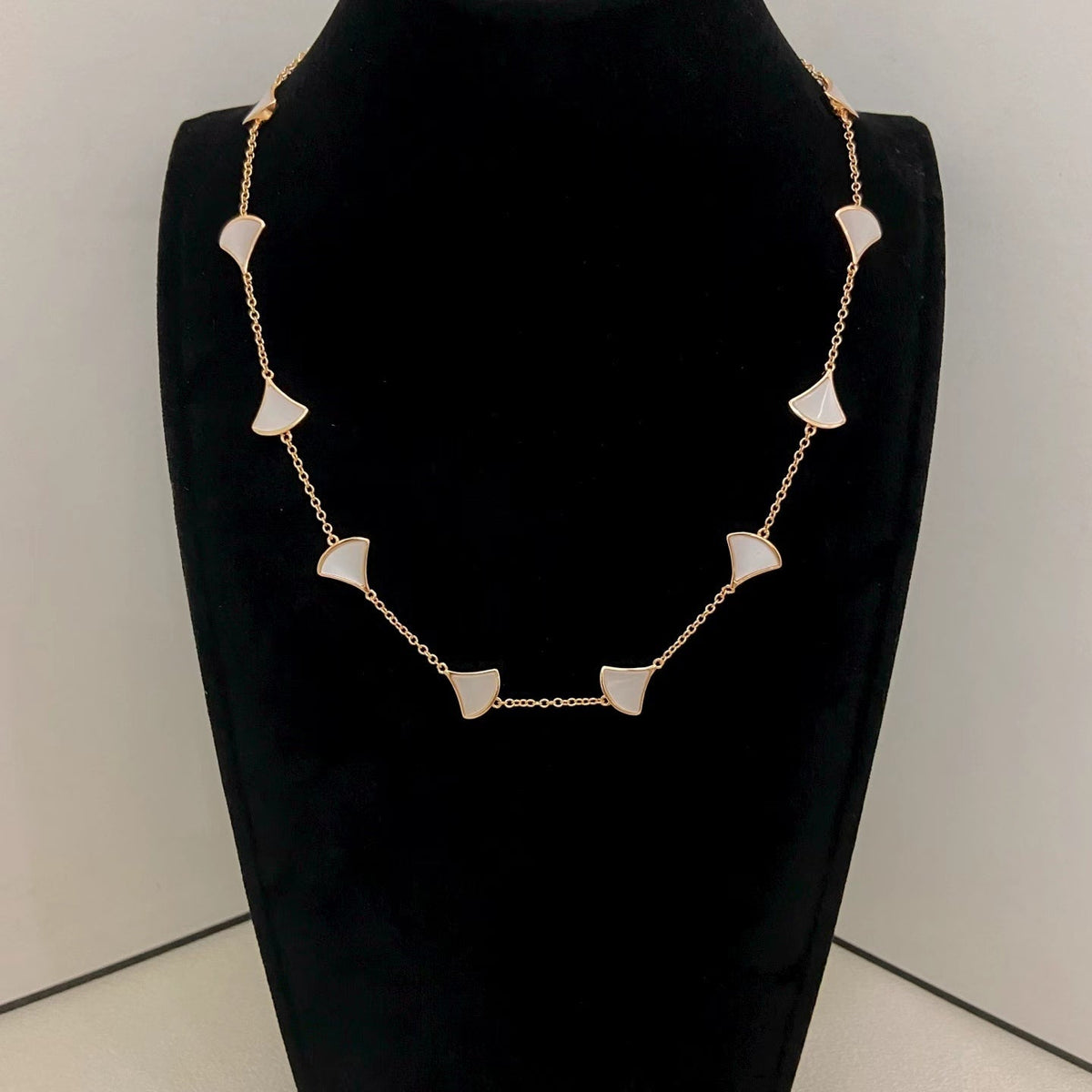 [⭐⭐JeweliWhal]NEW ARRIVAL: TEN-FLOWER DRESS AND GOLD NECKLACE