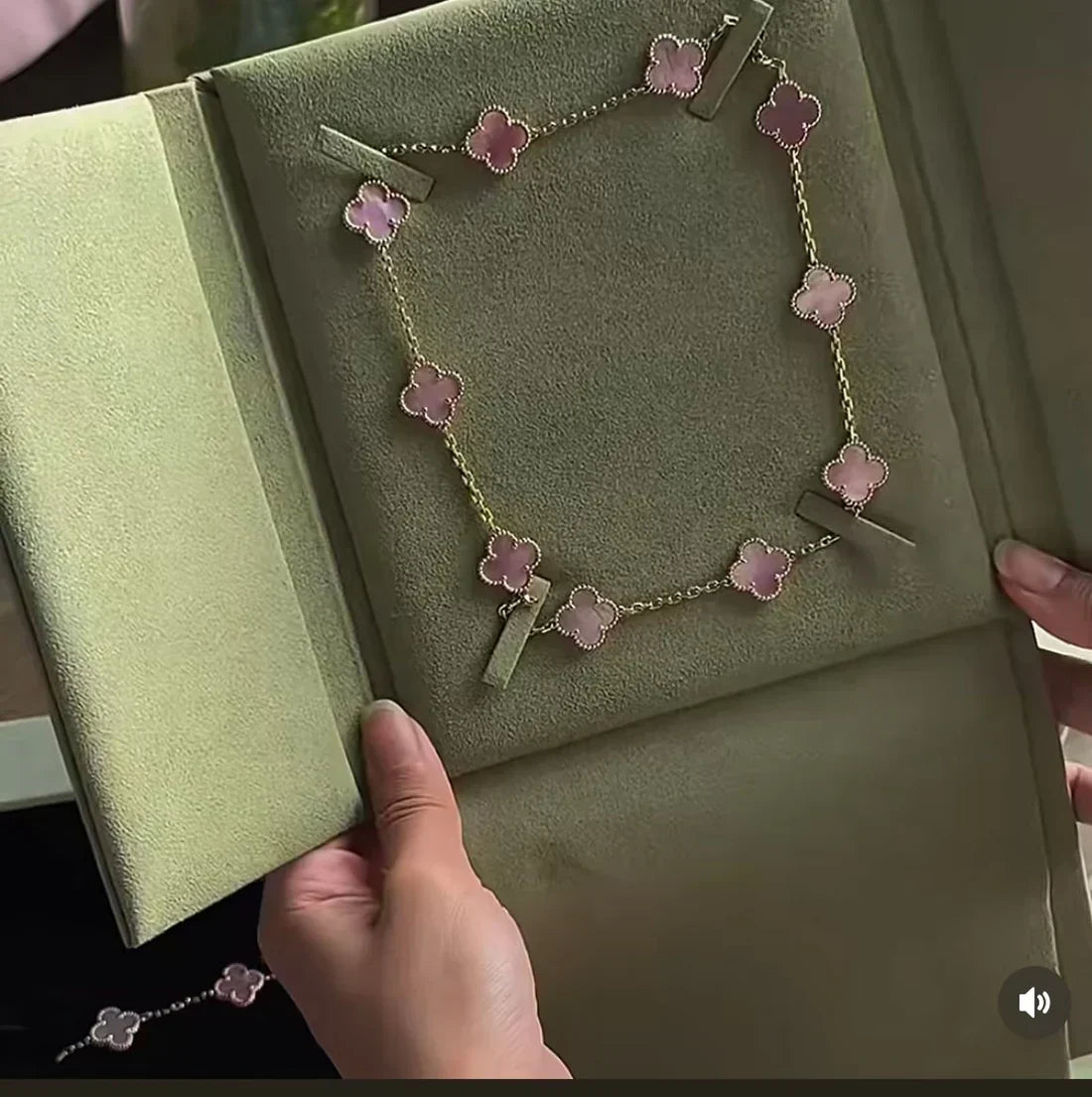 [⭐⭐JeweliWhal Jewellery] Pink Necklace with Ten Clover Designs