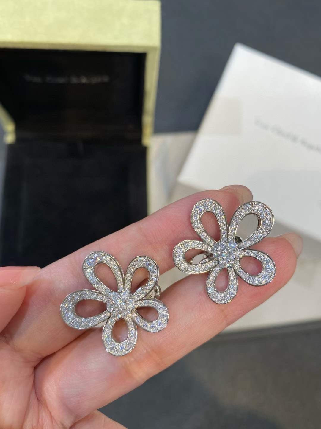 [⭐⭐JeweliWhal]FLOWERLACE EARRINGS FULL DIAMONDS