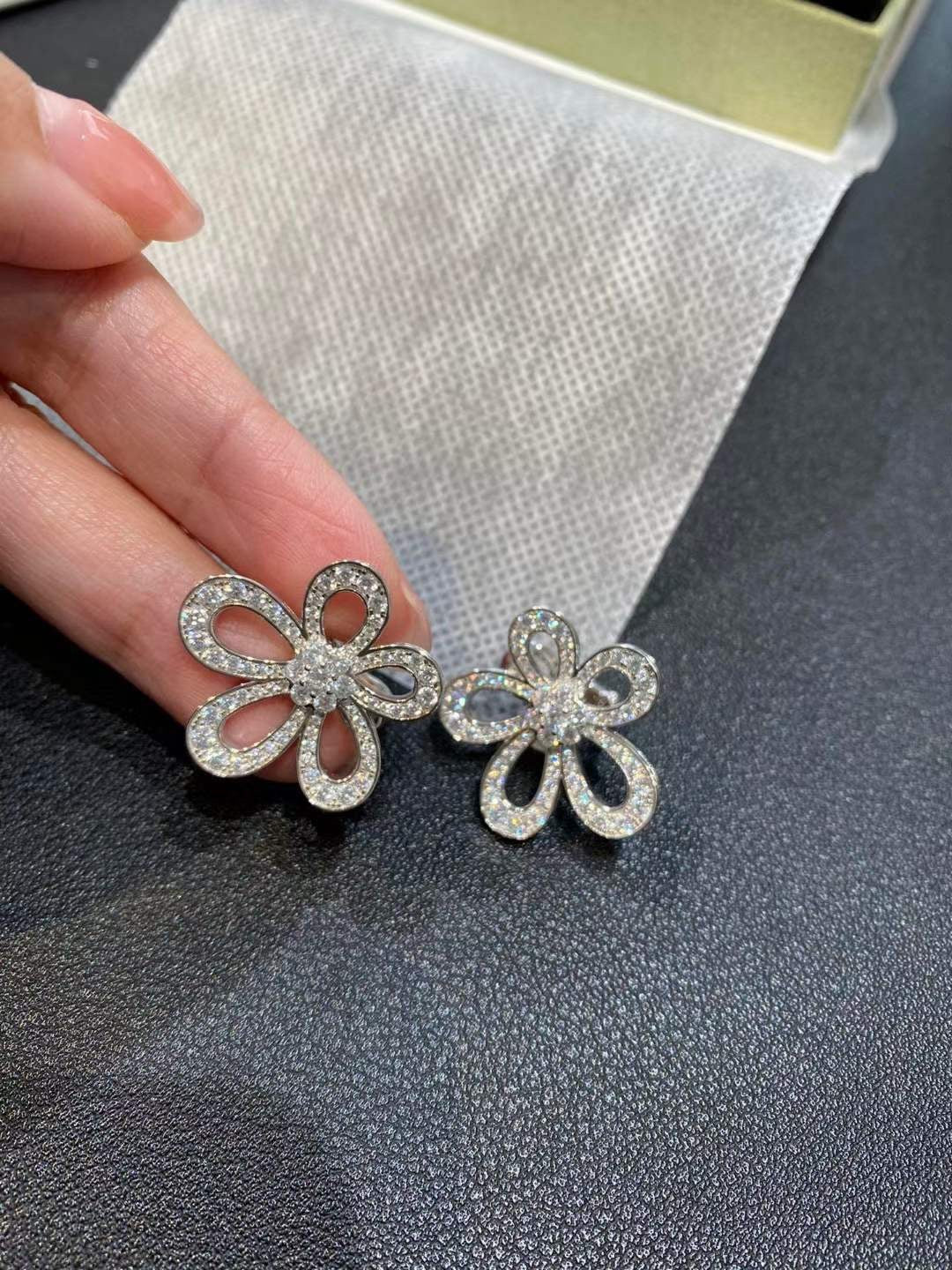 [⭐⭐JeweliWhal]FLOWERLACE EARRINGS FULL DIAMONDS