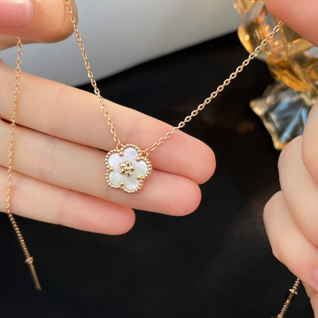 [⭐⭐JeweliWhal]LUCKY  WHITE MOP  PLUM BLOSSOM NECKLACE