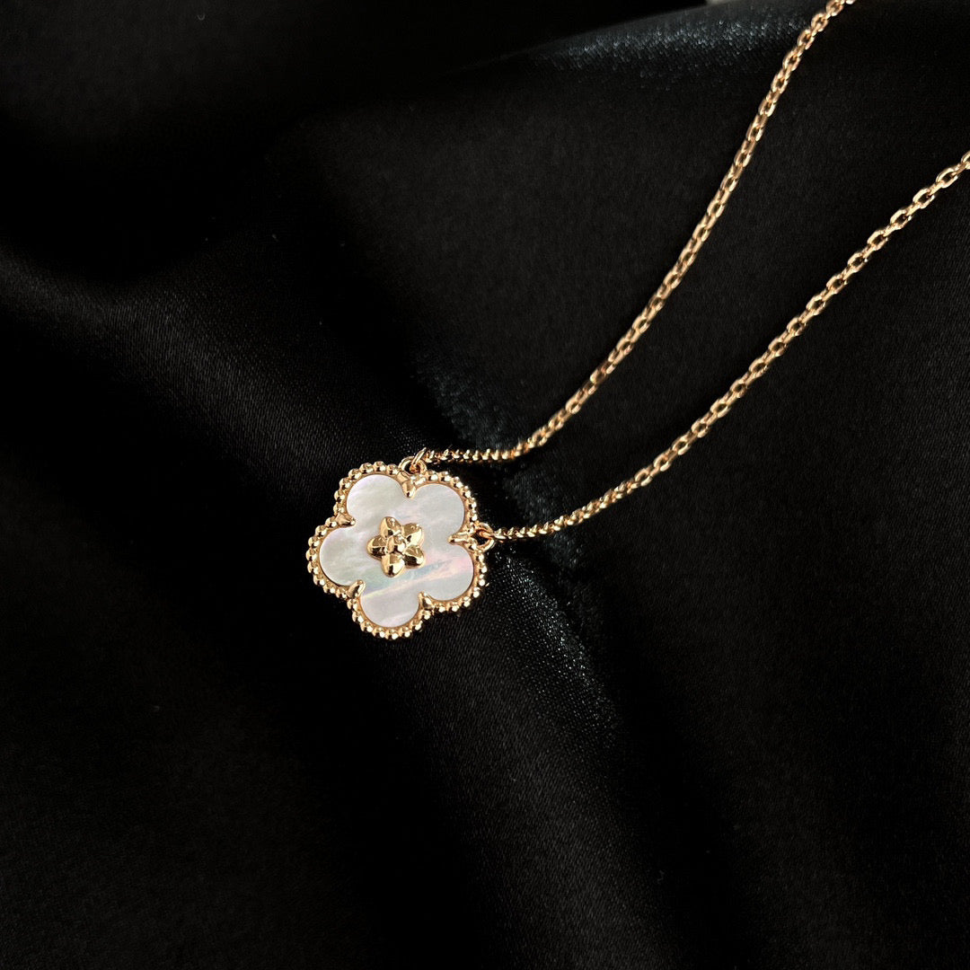 [⭐⭐JeweliWhal]LUCKY  WHITE MOP  PLUM BLOSSOM NECKLACE