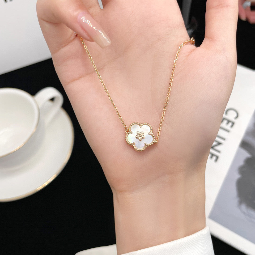[⭐⭐JeweliWhal]LUCKY WHITE MOP PLUM BLOSSOM  BRACELET