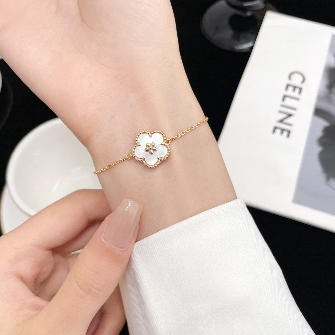 [⭐⭐JeweliWhal]LUCKY WHITE MOP PLUM BLOSSOM  BRACELET