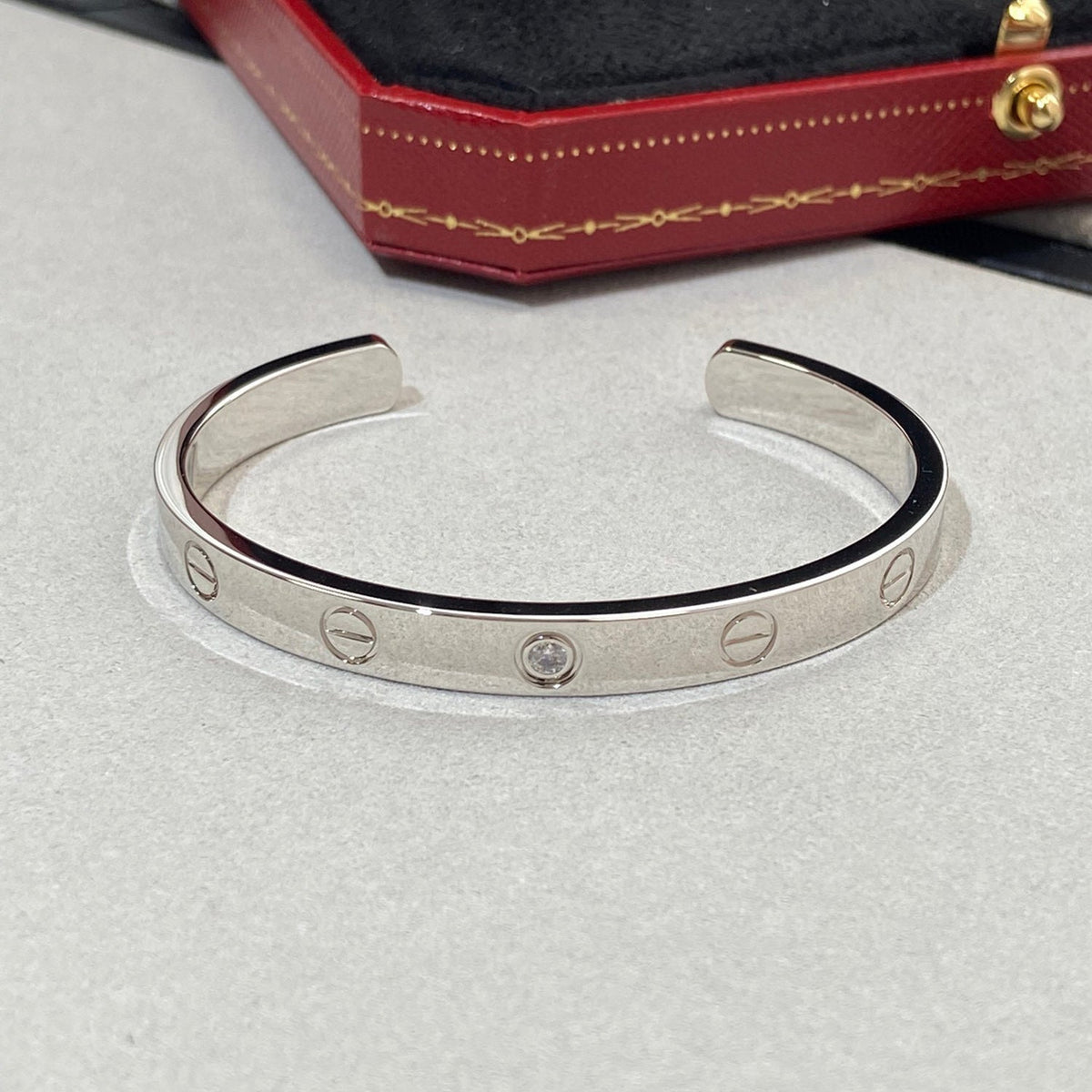 [⭐⭐JeweliWhal]LOVE ブレスレット 6.1mm 1ダイヤモンド オープンカフ