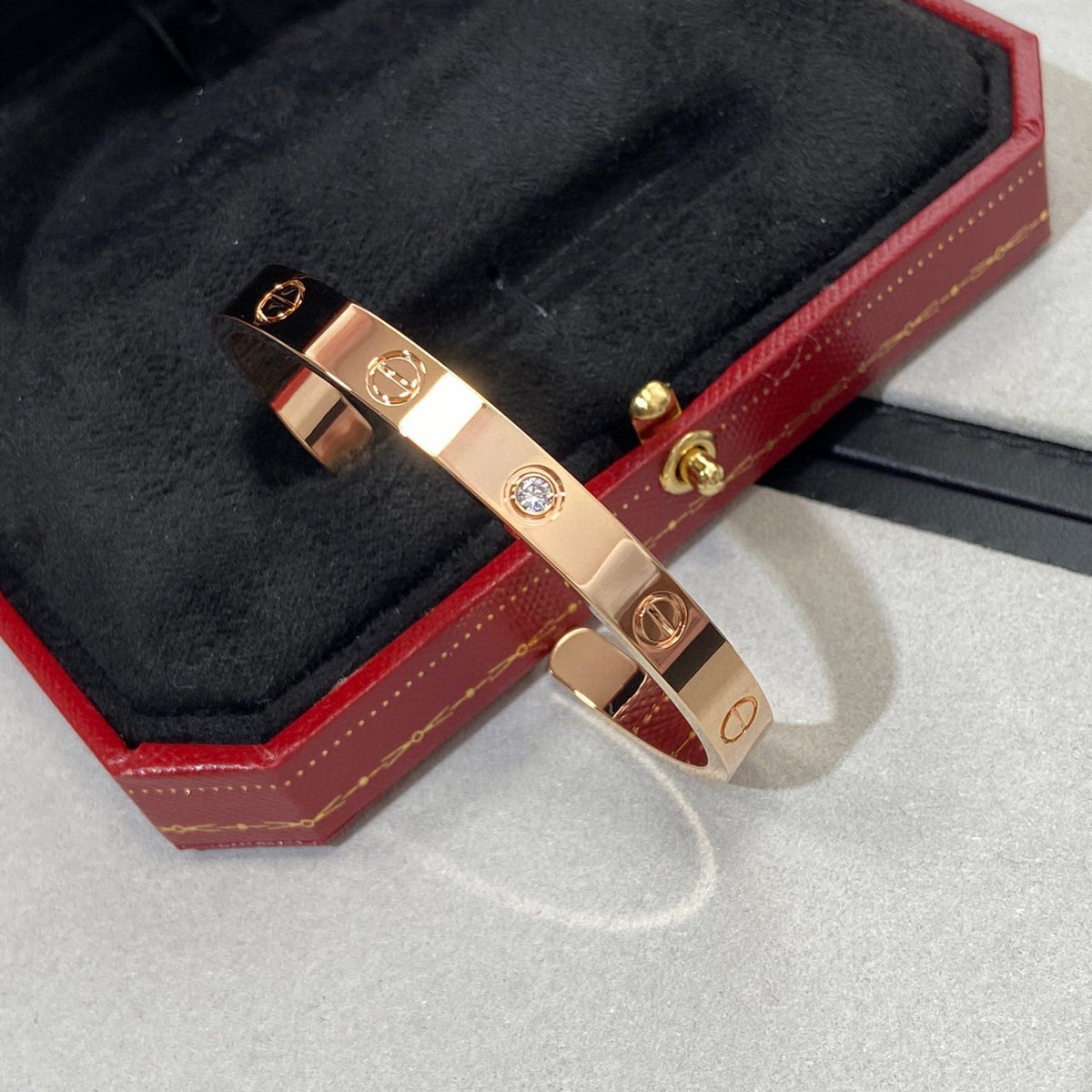 [⭐⭐JeweliWhal]LOVE ブレスレット 6.1mm 1ダイヤモンド オープンカフ