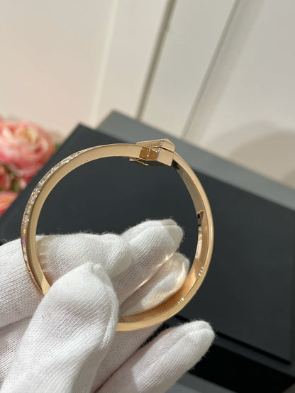 [⭐JeweliWhal]WIDE HINGED BANGLE PINK GOLD WITH BAGUETTE DIAMONDS