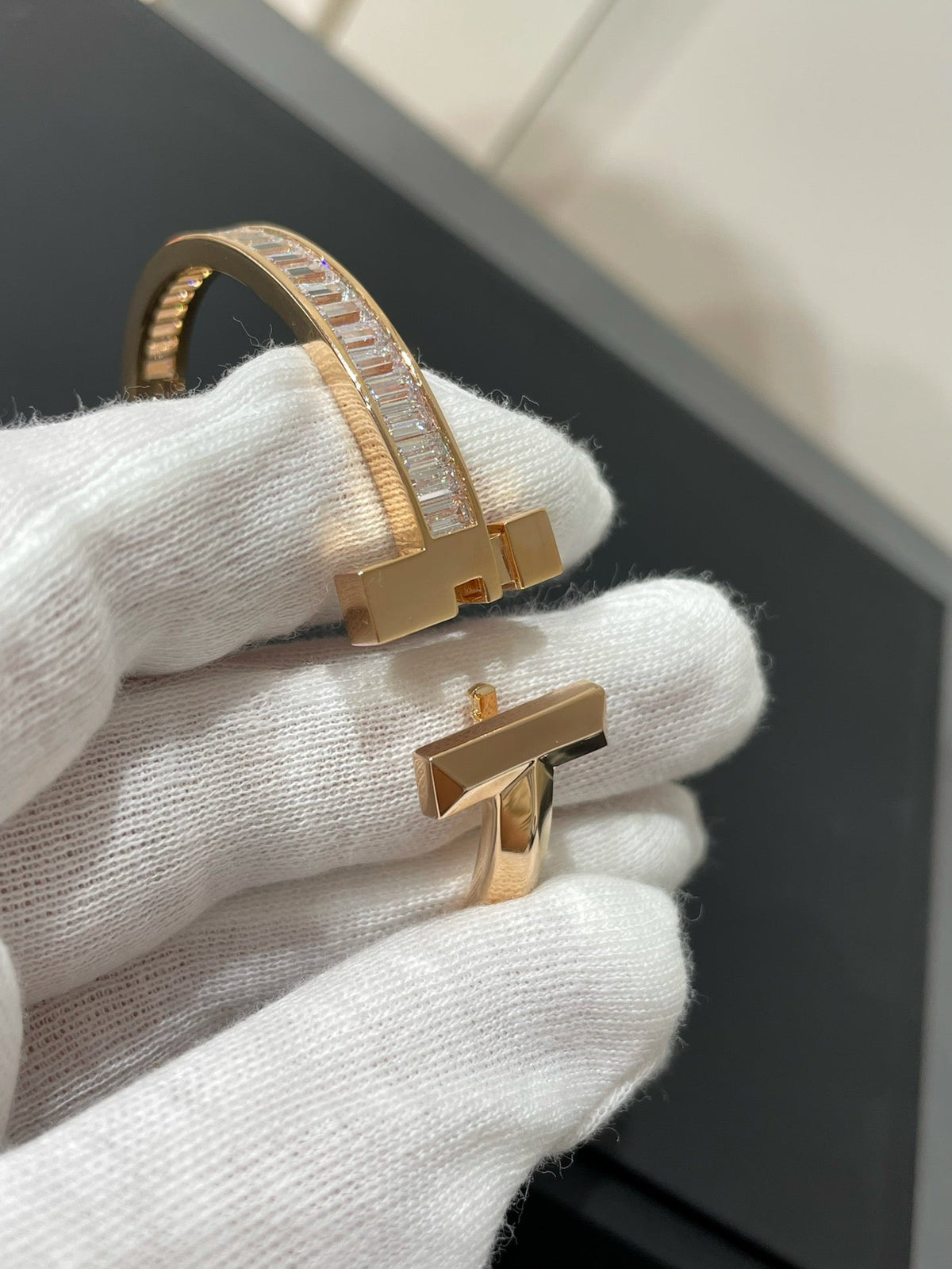 [⭐JeweliWhal]WIDE HINGED BANGLE PINK GOLD WITH BAGUETTE DIAMONDS