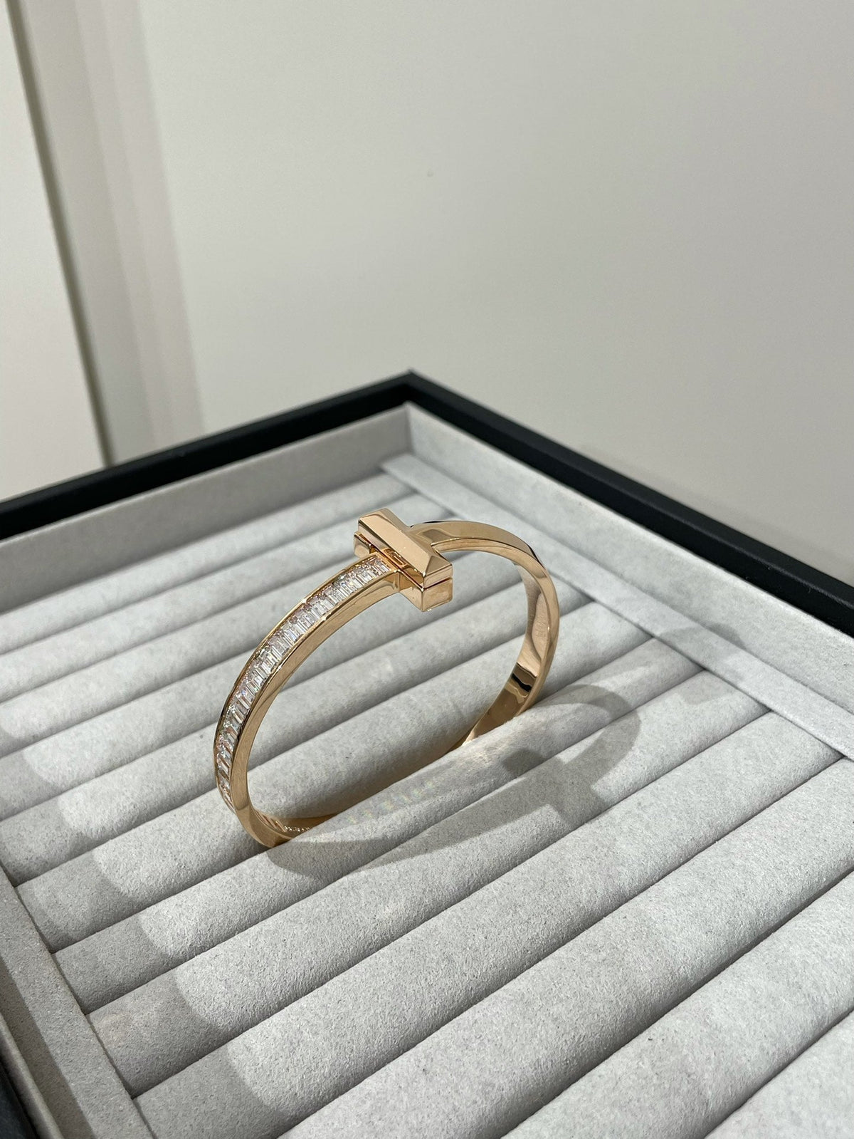 [⭐JeweliWhal]WIDE HINGED BANGLE PINK GOLD WITH BAGUETTE DIAMONDS