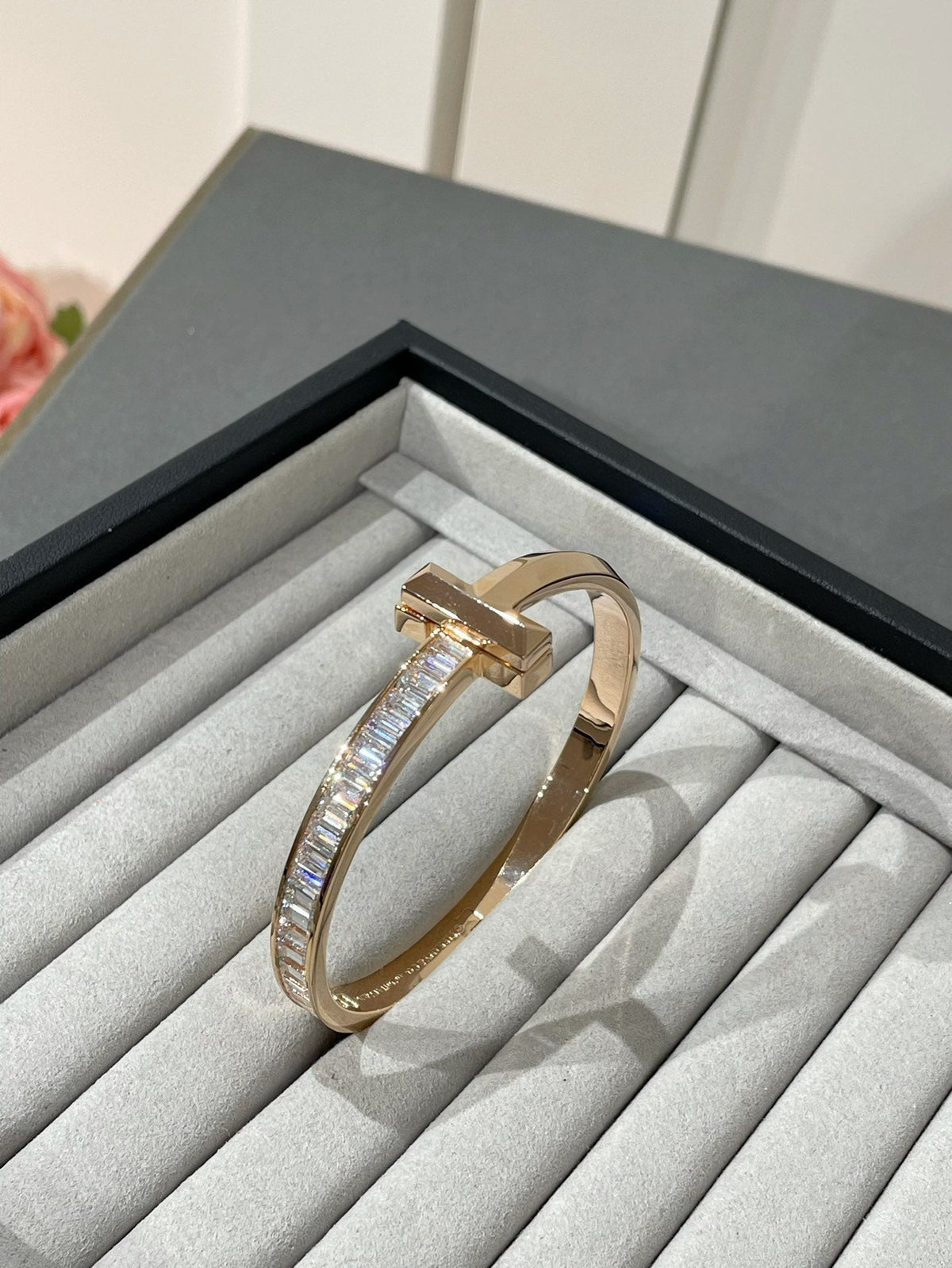 [⭐JeweliWhal]WIDE HINGED BANGLE PINK GOLD WITH BAGUETTE DIAMONDS
