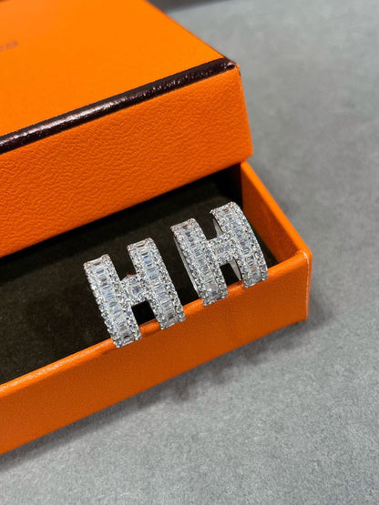 [⭐⭐JeweliWhal]H STUD EARRINGS WITH SILVER DIAMONDS