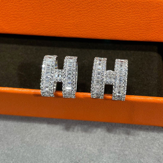 [⭐⭐JeweliWhal]H STUD EARRINGS WITH SILVER DIAMONDS