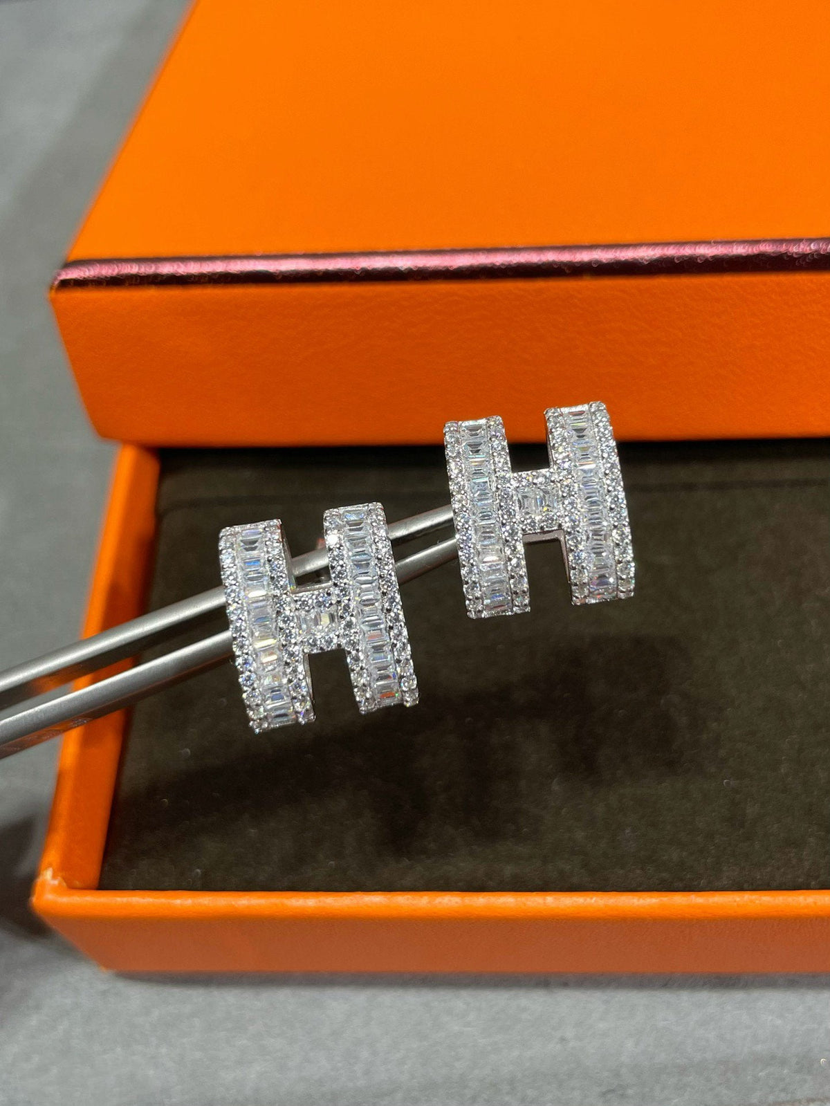[⭐⭐JeweliWhal]H STUD EARRINGS WITH SILVER DIAMONDS