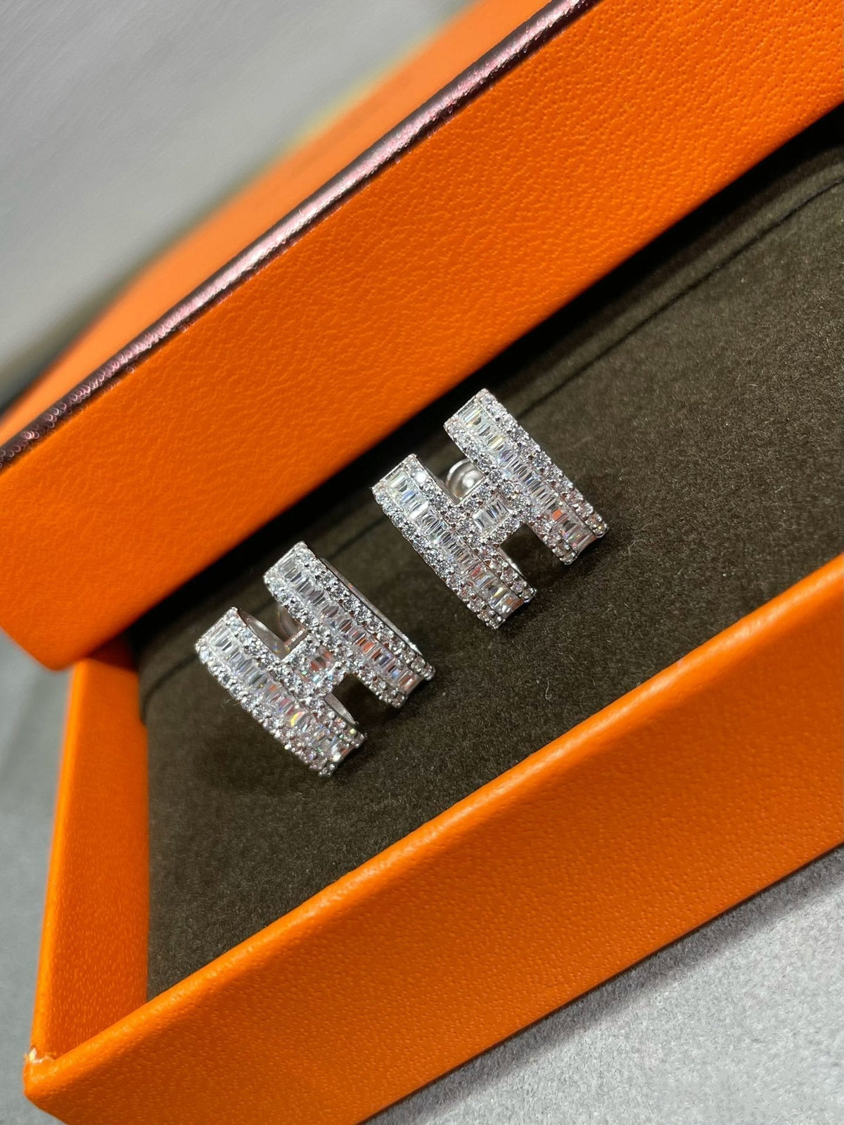 [⭐⭐JeweliWhal]H STUD EARRINGS WITH SILVER DIAMONDS