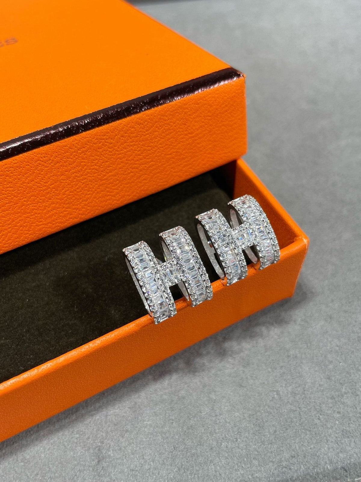 [⭐⭐JeweliWhal]H STUD EARRINGS WITH SILVER DIAMONDS